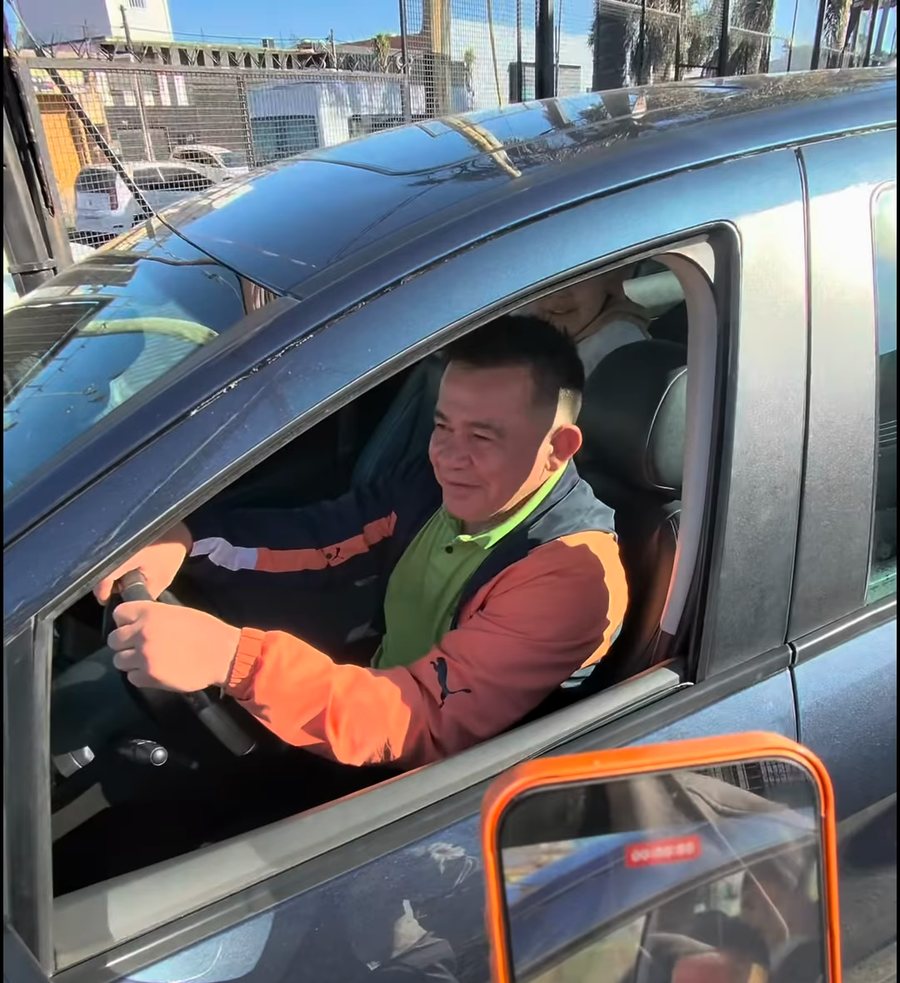 Alcides al volante de su Peugeot 408
